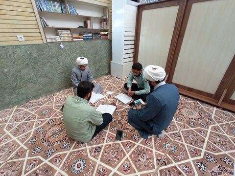 تصاویر/ گروه‌های مباحثه طلاب مدرسه مدینة‌العلم کاظمیه