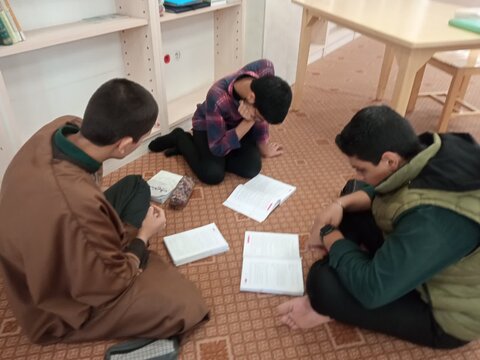 تصاویر/ گروه‌های مباحثه طلاب مدرسه مدینة‌العلم کاظمیه