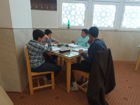 تصاویر/ گروه‌های مباحثه طلاب مدرسه مدینة‌العلم کاظمیه