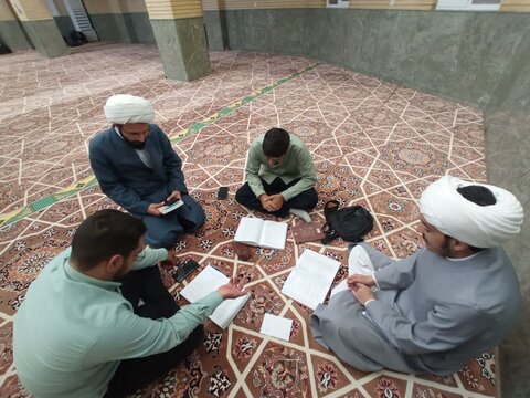 تصاویر/ گروه‌های مباحثه طلاب مدرسه مدینة‌العلم کاظمیه