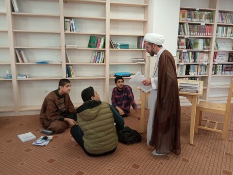 تصاویر/ گروه‌های مباحثه طلاب مدرسه مدینة‌العلم کاظمیه