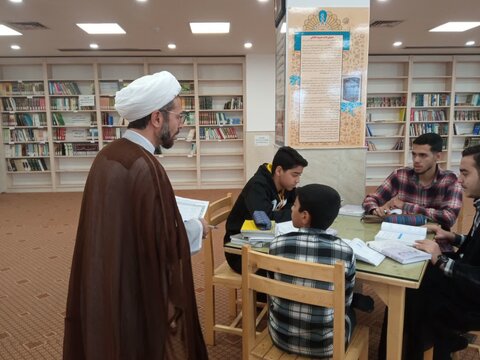 تصاویر/ گروه‌های مباحثه طلاب مدرسه مدینة‌العلم کاظمیه