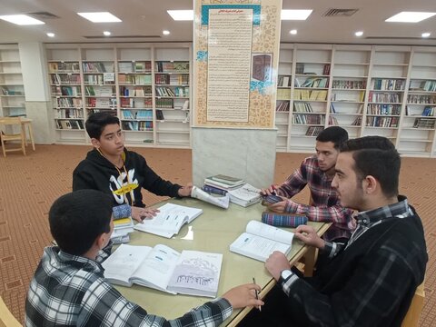 تصاویر/ گروه‌های مباحثه طلاب مدرسه مدینة‌العلم کاظمیه