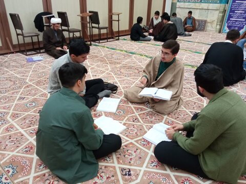 تصاویر/ گروه‌های مباحثه طلاب مدرسه مدینة‌العلم کاظمیه