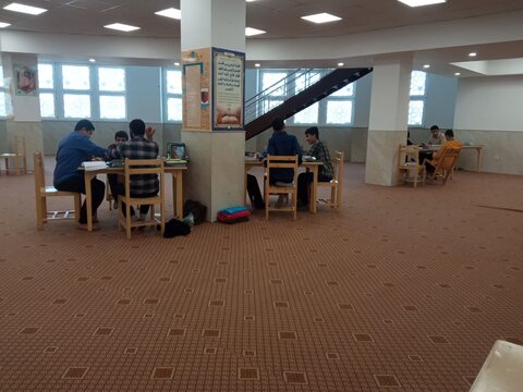 تصاویر/ گروه‌های مباحثه طلاب مدرسه مدینة‌العلم کاظمیه