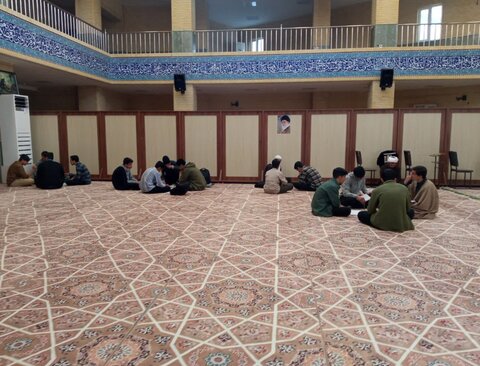 تصاویر/ گروه‌های مباحثه طلاب مدرسه مدینة‌العلم کاظمیه