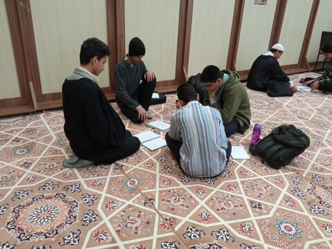 تصاویر/ گروه‌های مباحثه طلاب مدرسه مدینة‌العلم کاظمیه