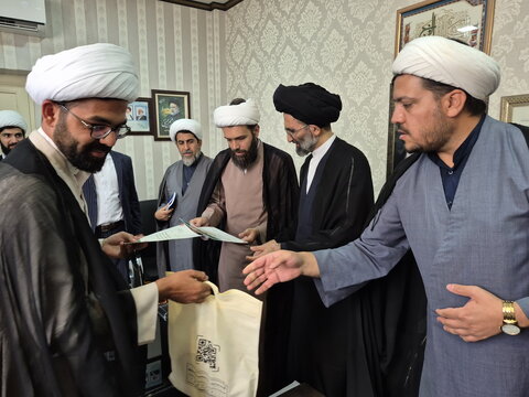 تصاویر/ اعطای احکام مجوز فعالیت جهادگران حوزوی سرگروه‌های جهادی وابسته به مدارس علمیه کاشان