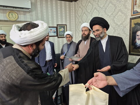 تصاویر/ اعطای احکام مجوز فعالیت جهادگران حوزوی سرگروه‌های جهادی وابسته به مدارس علمیه کاشان