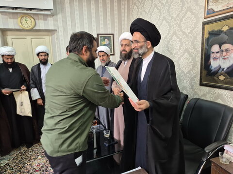 تصاویر/ اعطای احکام مجوز فعالیت جهادگران حوزوی سرگروه‌های جهادی وابسته به مدارس علمیه کاشان