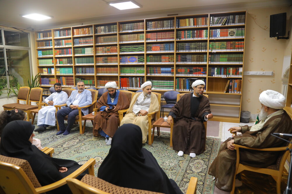 دیدار عوامل تولید کتاب «کربلا علیه‌السلام» با آیت‌الله کریمی جهرمی