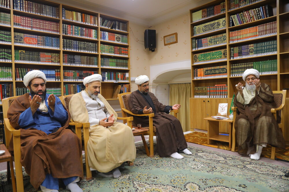 دیدار عوامل تولید کتاب «کربلا علیه‌السلام» با آیت‌الله کریمی جهرمی