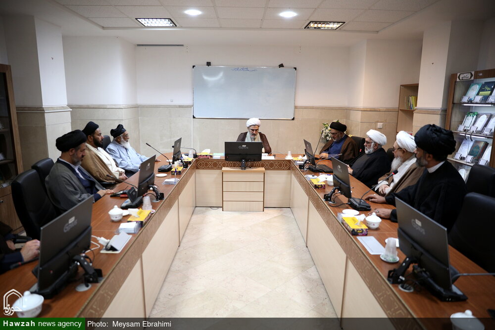 تصاویر/ دیدار جمعی از میهمانان خارجی کنگره بین المللی میرزای نائینی با معاونین آموزش و تهذیب حوزه