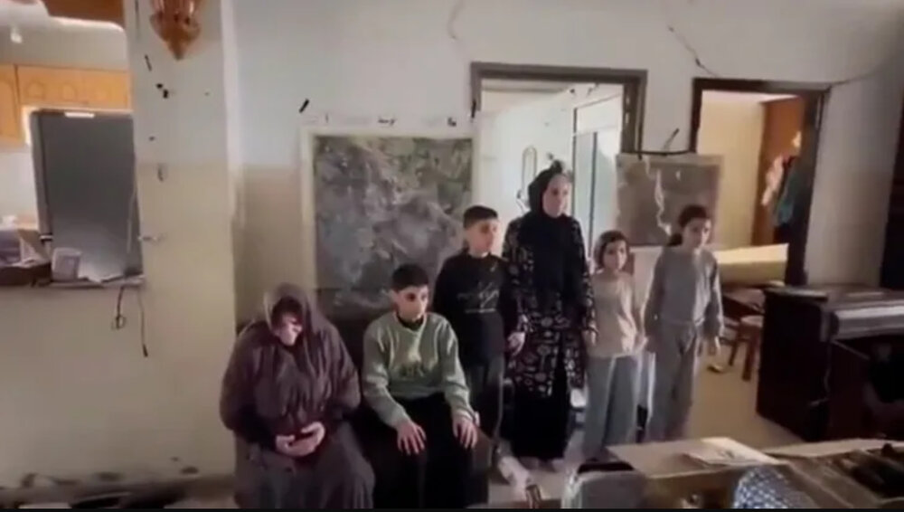 جندي إسرائيلي يثير غضبًا واسعًا حيث يفتخر باختطاف عائلة فلسطينية من غزة