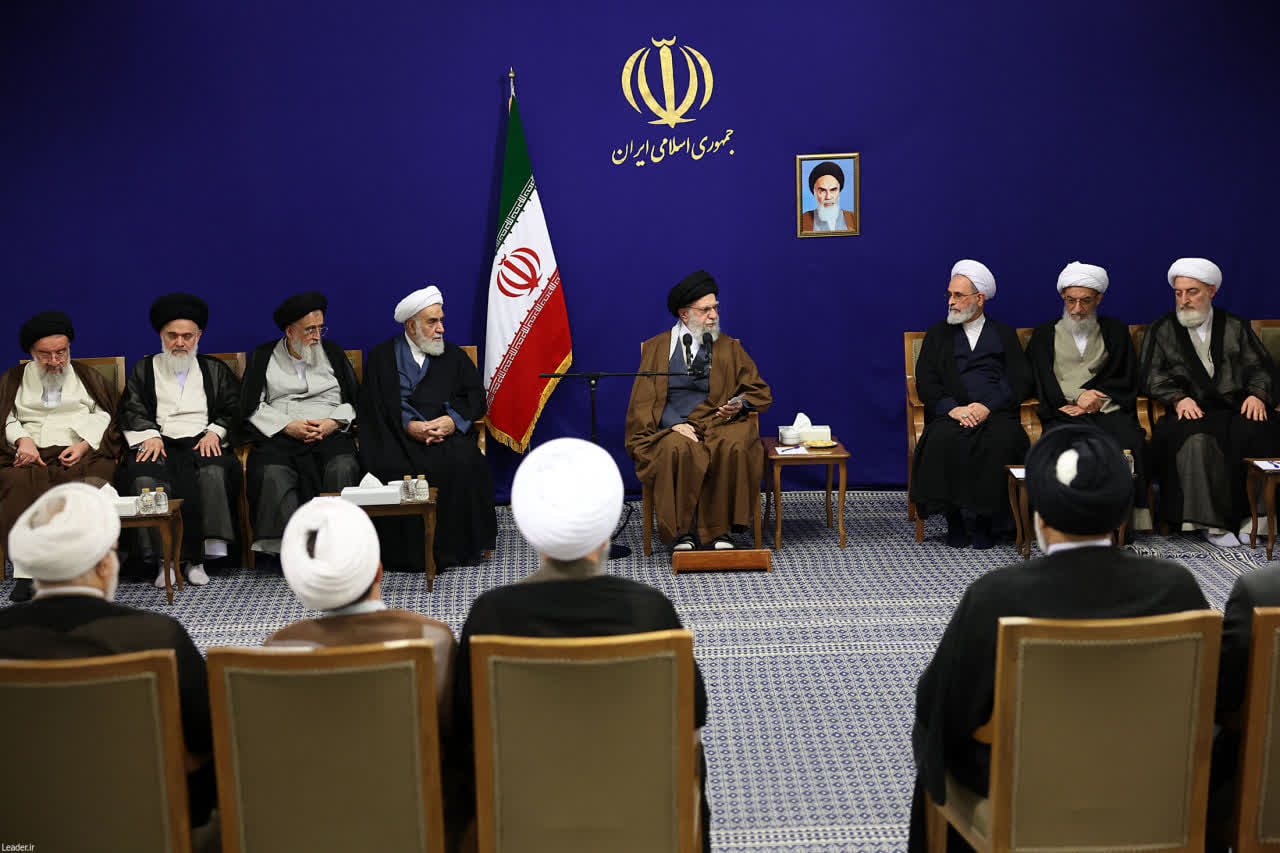 صور/ لقاء قائد الثورة الإسلاميّة القائمين على تنظيم المؤتمر الدولي لإحياء ذكرى آية الله الميرزا محمد حسين النائيني