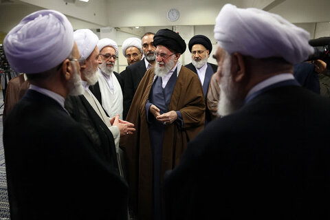 لقاء قائد الثورة الإسلاميّة القائمين على تنظيم المؤتمر الدولي لإحياء ذكرى آية الله الميرزا محمد حسين النائيني