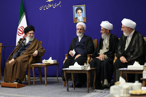 لقاء قائد الثورة الإسلاميّة القائمين على تنظيم المؤتمر الدولي لإحياء ذكرى آية الله الميرزا محمد حسين النائيني