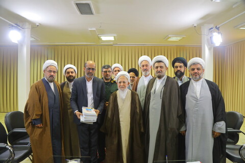 تصاویر / دیدار اعضای ستاد برگزاری بزرگداشت روحانیون رزمنده و ایثارگر مازندران با آیت‌الله‌العظمی جوادی آملی