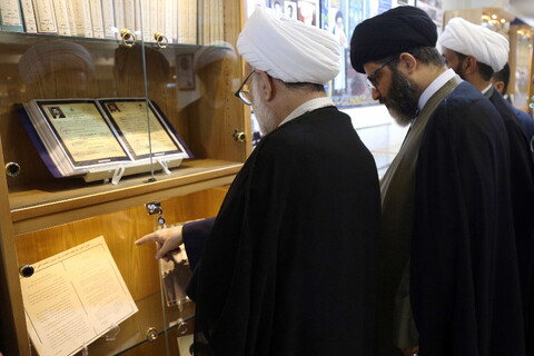 تصاویر/ بازدید مهمانان کنگره بین المللی میرزای نائینی از موزه حوزه و روحانیت