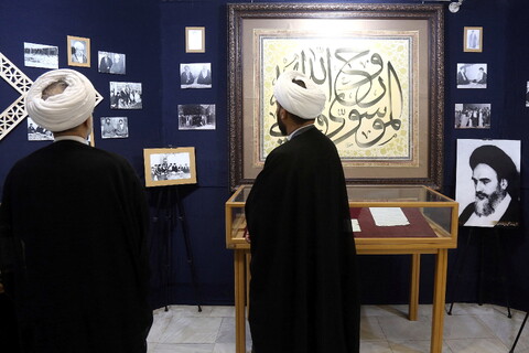 تصاویر/ بازدید مهمانان کنگره بین المللی میرزای نائینی از موزه حوزه و روحانیت