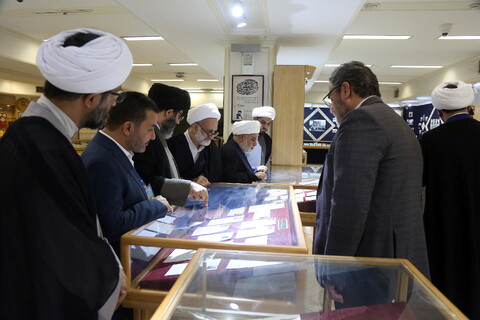 تصاویر/ بازدید مهمانان کنگره بین المللی میرزای نائینی از موزه حوزه و روحانیت
