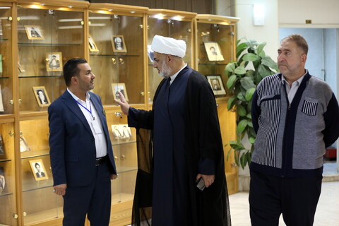 تصاویر/ بازدید مهمانان کنگره بین المللی میرزای نائینی از موزه حوزه و روحانیت