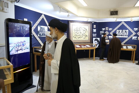 تصاویر/ بازدید مهمانان کنگره بین المللی میرزای نائینی از موزه حوزه و روحانیت