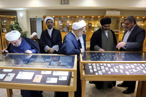 تصاویر/ بازدید مهمانان کنگره بین المللی میرزای نائینی از موزه حوزه و روحانیت