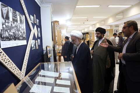 تصاویر/ بازدید مهمانان کنگره بین المللی میرزای نائینی از موزه حوزه و روحانیت
