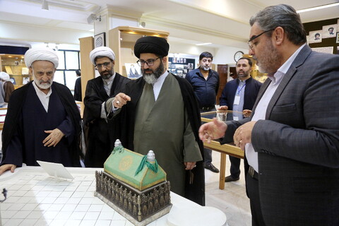 تصاویر/ بازدید مهمانان کنگره بین المللی میرزای نائینی از موزه حوزه و روحانیت