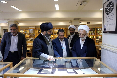 تصاویر/ بازدید مهمانان کنگره بین المللی میرزای نائینی از موزه حوزه و روحانیت