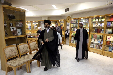تصاویر/ بازدید مهمانان کنگره بین المللی میرزای نائینی از موزه حوزه و روحانیت