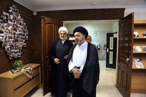 تصاویر/ بازدید مهمانان کنگره بین المللی میرزای نائینی از موزه حوزه و روحانیت