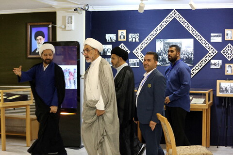 تصاویر/ بازدید مهمانان کنگره بین المللی میرزای نائینی از موزه حوزه و روحانیت