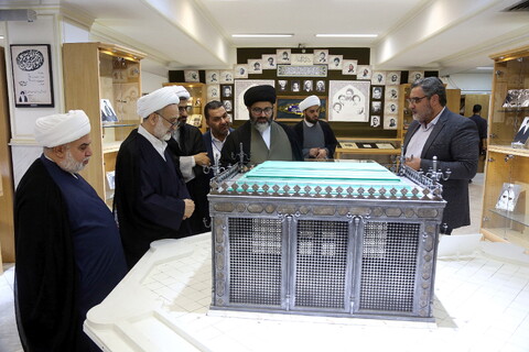 تصاویر/ بازدید مهمانان کنگره بین المللی میرزای نائینی از موزه حوزه و روحانیت