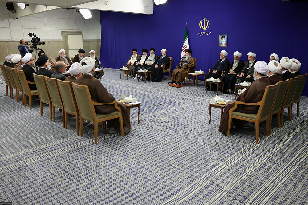 فیلم کامل بیانات رهبر معظم انقلاب در دیدار دست‌اندرکاران کنگره بین‌المللی میرزای نائینی