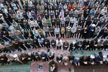 نماز معنوی طلب باران در مصلی امام خمینی (ره) شهرکرد اقامه شد