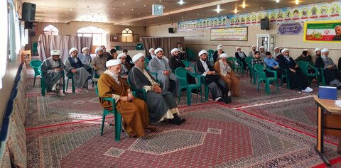 تصاویر/ نشست نقد کتاب «بازیگری زن در آینه شریعت» در آران و بیدگل