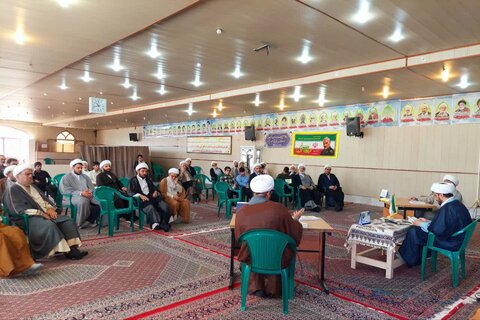 تصاویر/ نشست نقد کتاب «بازیگری زن در آینه شریعت» در آران و بیدگل