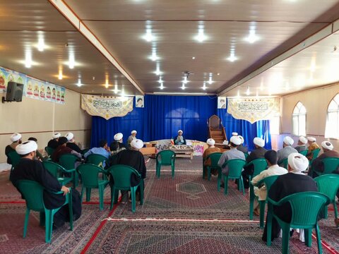 تصاویر/ نشست نقد کتاب «بازیگری زن در آینه شریعت» در آران و بیدگل