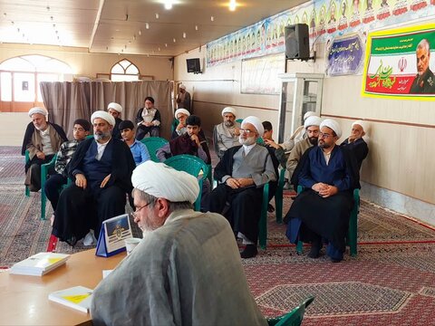 تصاویر/ نشست نقد کتاب «بازیگری زن در آینه شریعت» در آران و بیدگل