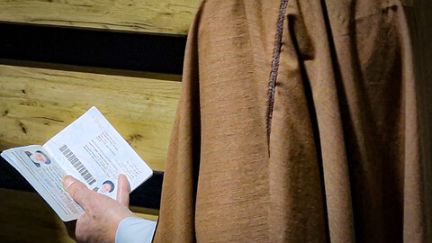 تصاویر/زیارت طلاب خادم مواکب حسینی همدان از حرم مطهر امام علی (ع) پس از عبور از مرز مهران