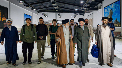 تصاویر/زیارت طلاب خادم مواکب حسینی همدان از حرم مطهر امام علی (ع) پس از عبور از مرز مهران