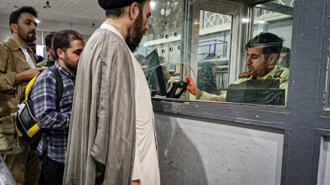 تصاویر/زیارت طلاب خادم مواکب حسینی همدان از حرم مطهر امام علی (ع) پس از عبور از مرز مهران