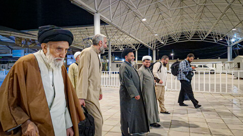 تصاویر/زیارت طلاب خادم مواکب حسینی همدان از حرم مطهر امام علی (ع) پس از عبور از مرز مهران
