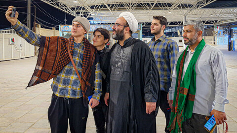 تصاویر/زیارت طلاب خادم مواکب حسینی همدان از حرم مطهر امام علی (ع) پس از عبور از مرز مهران