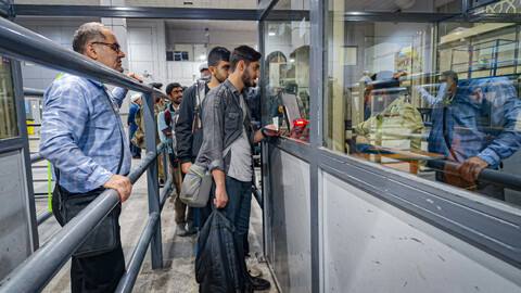 تصاویر/زیارت طلاب خادم مواکب حسینی همدان از حرم مطهر امام علی (ع) پس از عبور از مرز مهران