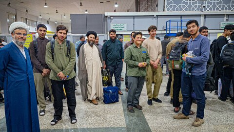 تصاویر/زیارت طلاب خادم مواکب حسینی همدان از حرم مطهر امام علی (ع) پس از عبور از مرز مهران