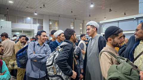 تصاویر/زیارت طلاب خادم مواکب حسینی همدان از حرم مطهر امام علی (ع) پس از عبور از مرز مهران