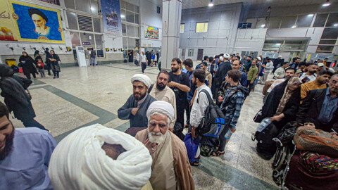 تصاویر/زیارت طلاب خادم مواکب حسینی همدان از حرم مطهر امام علی (ع) پس از عبور از مرز مهران